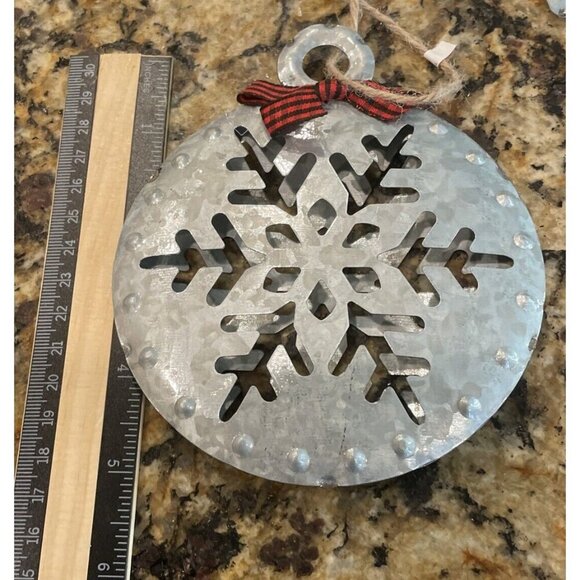 Silver Metal Snowflake Christmas Holiday Ornament NEW Rustic Farm Set Of 4‎ NEW - Picture 6 of 6